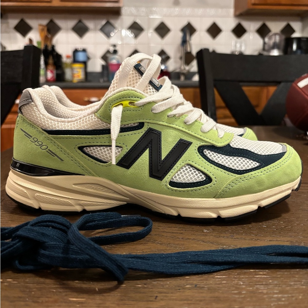 990v4 New Balance hi lite green and deep ocean Sneakers